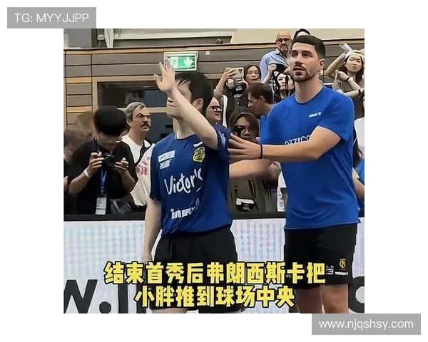 足球明星在逆境中展现坚韧与遗憾的背影与心声